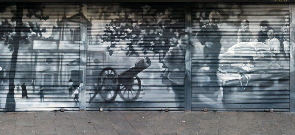 Arte urbano de Vassilis Rebelos, mercado de la Barceloneta