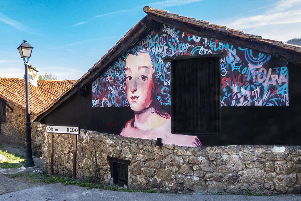 Jafet Blanch arte urbano en casa de Mogrovejo - Cantabria, España
