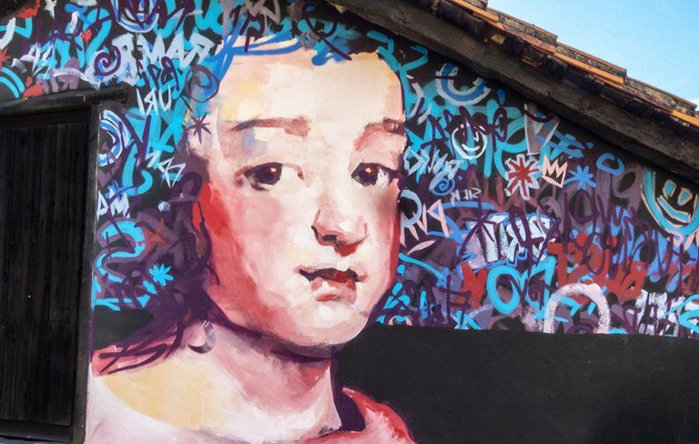 Jafet Blanch arte urbano en casa de Mogrovejo - Cantabria, España