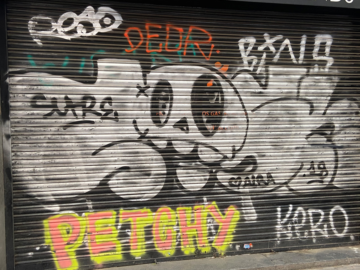 Wake up your dreams calavera graffiti barcelona