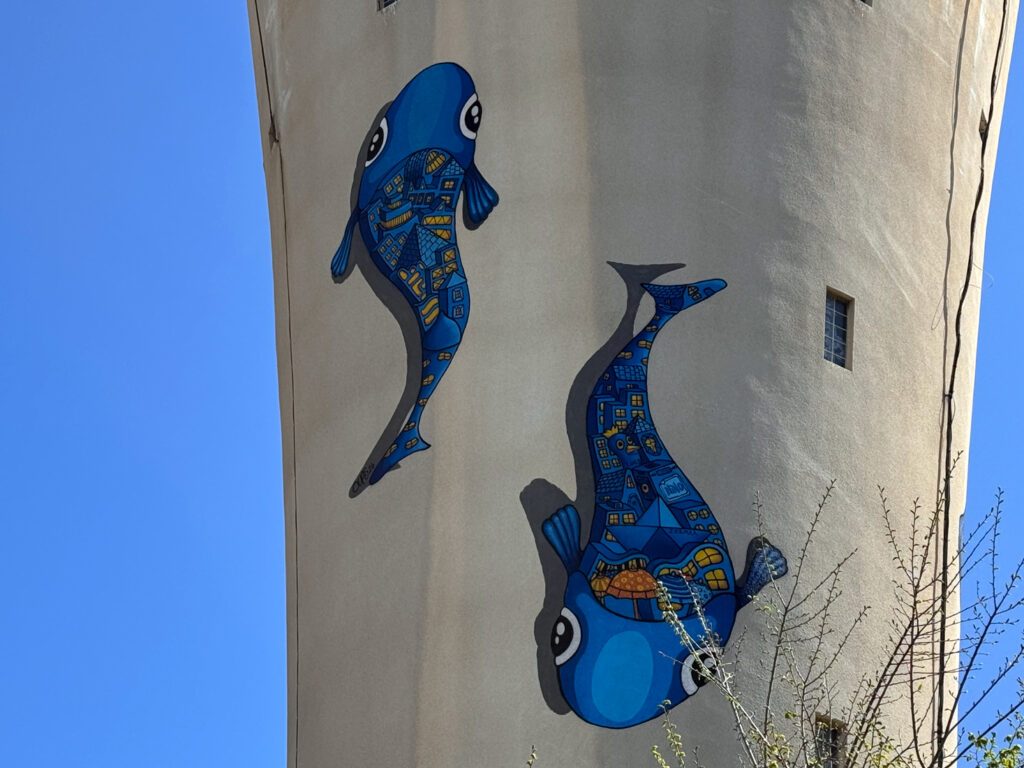 mural oups torre agua puech garou arte urbano digeribleen Villeneuve-lès-Maguelone, Francia